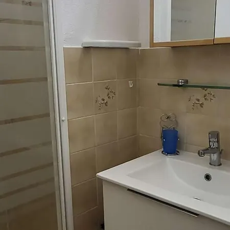 Fonctionnel 18m², Parking, Commerces Et Plages à Proximité - Fr-1-610-119 Bormes-les-Mimosas