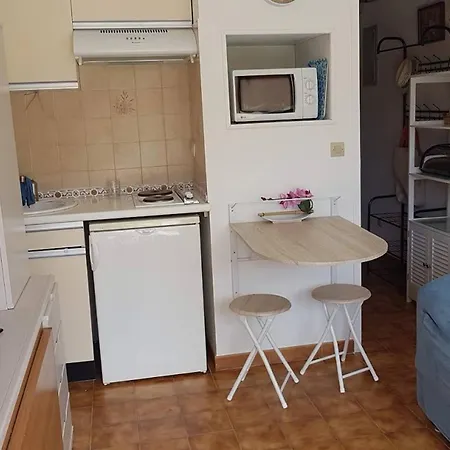 Fonctionnel 18m², Parking, Commerces Et Plages à Proximité - Fr-1-610-119 *